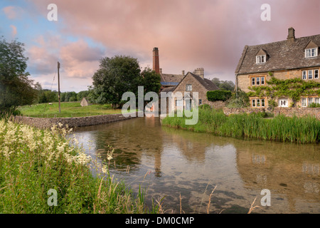 Die alte Mühle am Lower Slaughter in der Nähe von Bourton auf dem Wasser, Gloucestershire, England. Stockfoto