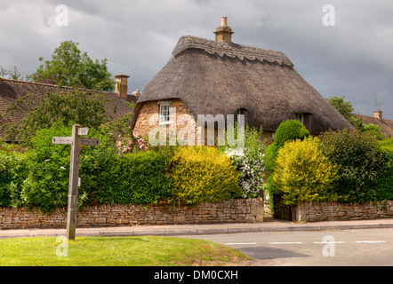 Ziemlich Stein Reetdachhaus, Cotswolds, Chipping Campden, Gloucestershire, England. Stockfoto