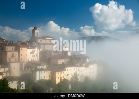 Abeto im Nebel über den Valnerina, Umbrien, Italien Stockfoto