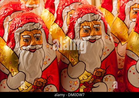 Reihen von Schokolade Weihnachtsmann warten in einem Geschäft für ihren großen Tag. Stockfoto