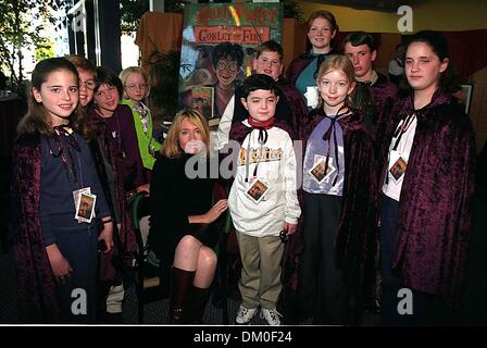 20. Oktober 2000 - 31402AR.J.K. ROWLING 4. HARRY POTTER Buch. HARRY POTTER UND DER FEUERKELCH SIGNIERSTUNDE,.10/20/2000 IN NEW YORK. ANDREA RENAULT / 2000.JK ROWLING (Kredit-Bild: © Globe Photos/ZUMAPRESS.com) Stockfoto