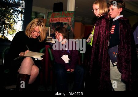 20. Oktober 2000 - 31402AR.J.K. ROWLING 4. HARRY POTTER Buch. HARRY POTTER UND DER FEUERKELCH SIGNIERSTUNDE,.10/20/2000 IN NEW YORK. ANDREA RENAULT / 2000.JK ROWLING (Kredit-Bild: © Globe Photos/ZUMAPRESS.com) Stockfoto