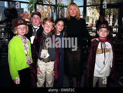 20. Oktober 2000 - 31402AR.J.K. ROWLING 4. HARRY POTTER Buch. HARRY POTTER UND DER FEUERKELCH SIGNIERSTUNDE,.10/20/2000 IN NEW YORK. ANDREA RENAULT / 2000.JK ROWLING (Kredit-Bild: © Globe Photos/ZUMAPRESS.com) Stockfoto