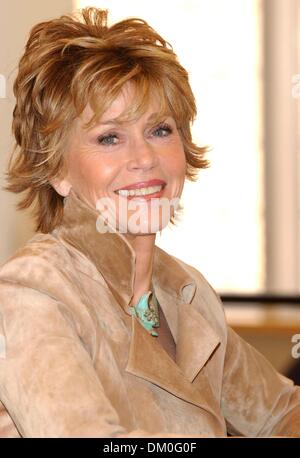 26. August 2001 - K42582AR. JANE FONDA DISKUTIERT UND ZEICHEN KOPIEN VON IHR BUCH '' MEIN LEBEN BISHER '' BEI BARNES &AMP; NOBLE NEW YORK CITY 05.04.2005. ANDREA RENAULT - 2005. (Kredit-Bild: © Globe Photos/ZUMAPRESS.com) Stockfoto