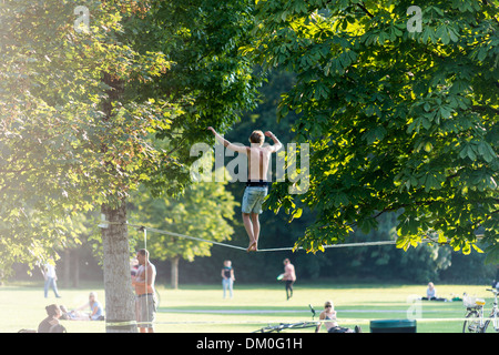 Slacklinen im englischen Garten, München, Bayern, Deutschland Stockfoto