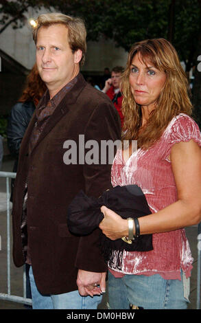 16. Februar 2002 - K45296AR. NEW YORK FILM FESTIVAL PREMIERE VON "THE SQUID AND THE WHALE '' BEI ALICE TULLY HALL LINCOLN CENTER IN NEW YORK CITY 26.09.2005. ANDREA RENAULT-JEFF DANIELS(Credit Image: © Globe Photos/ZUMAPRESS.com) Stockfoto