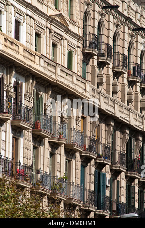 Wohnblock der Wohnungen mit kleinen Balkonen, Poble Sec, Barcelona, Katalonien, Spanien Stockfoto