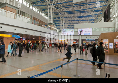 Innenraum der neuen Korail Seoul Station terminal - Seoul, Südkorea Stockfoto