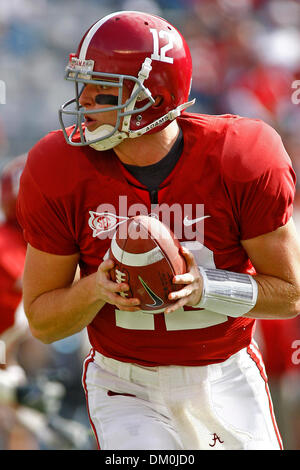 21. November 2009 - Tuscaloosa, Alabama, US - 21November2009: Alabama Quarterback Greg McElroy #12 macht eine Übergabe während der Übungen vor der NCAA Football-Spiel zwischen den CRIMSON TIDE und der UNIVERSITY of TENNESSEE at CHATTANOOGA in Tuscaloosa, Alabama Bryant Denny Stadium gespielt. Die UNIVERSITY of ALABAMA schlagen der UNIVERSITY of TENNESSEE at CHATTANOOGA 45-0. (Bild Kredit: Stockfoto