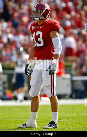 21. November 2009 - Tuscaloosa, Alabama, US - 21November2009: Alabama Linebacker Cory Reibahle #13 Linien für das nächste Spiel der ersten Hälfte des Spiels der NCAA Football-Spiel zwischen den CRIMSON TIDE und der UNIVERSITY of TENNESSEE at CHATTANOOGA spielte im Bryant Denny Stadium in Tuscaloosa, Alabama. Die UNIVERSITY of ALABAMA schlagen der UNIVERSITY of TENNESSEE at CHATTANOOGA 45-0. (Cre Stockfoto