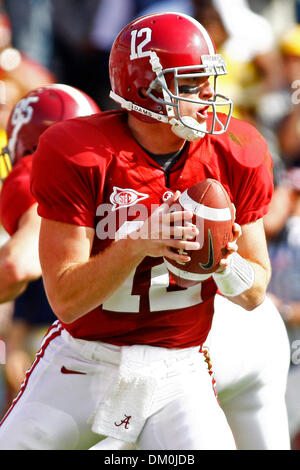 21. November 2009 - Tuscaloosa, Alabama, US - 21November2009: Alabama quarterback Greg McElroy #12 sieht eine Hand in der ersten Hälfte des Spiels der NCAA Football-Spiel zwischen den CRIMSON TIDE und der UNIVERSITY of TENNESSEE at CHATTANOOGA spielte im Bryant Denny Stadium in Tuscaloosa, Alabama stellen aus. Die UNIVERSITY of ALABAMA schlagen der UNIVERSITY of TENNESSEE at CHATTANOOGA 45-0. Stockfoto