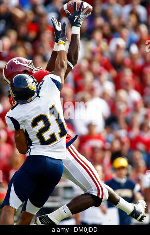 21. November 2009 - Tuscaloosa, Alabama, US - 21November2009: Alabama Wide Receiver Julio Jones #8 erreicht, für eine Rezeption in der ersten Hälfte des Spiels der NCAA Football-Spiel zwischen den CRIMSON TIDE und der UNIVERSITY of TENNESSEE at CHATTANOOGA in Tuscaloosa, Alabama Bryant Denny Stadium gespielt. Die UNIVERSITY of ALABAMA schlagen der UNIVERSITY of TENNESSEE at CHATTANOOGA 45-0. ( Stockfoto