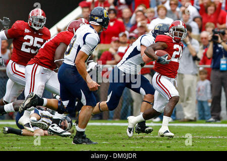 21. November 2009 - Tuscaloosa, Alabama, US - 21November2009: Alabama Defensice Rücken Javier Arenas (28) versucht, eine Interception für einige defensive Birdie in der ersten Hälfte des Spiels der NCAA Football-Spiel zwischen den CRIMSON TIDE und der UNIVERSITY of TENNESSEE in CHATTANOOGA MOCS spielte im Bryant Denny Stadium in Tuscaloosa, Alabama zurückzukehren. Bei der halben UNIVERSITY of ALABAMA-le Stockfoto