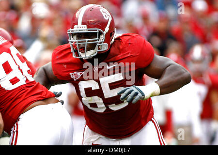 21. November 2009 - Tuscaloosa, Alabama, US - 21November2009: Alabama beleidigender Störungssucher Chance Warmack #65 schaut, um einen Block zu machen während der zweiten Hälfte des Spiels der NCAA Football-Spiel zwischen den CRIMSON TIDE und der UNIVERSITY of TENNESSEE at CHATTANOOGA in Tuscaloosa, Alabama Bryant Denny Stadium gespielt. Die UNIVERSITY of ALABAMA schlagen der UNIVERSITY of TENNESSEE at CHATTANOOGA Stockfoto