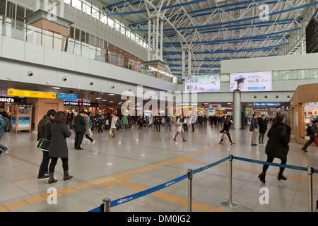 Innenraum der neuen Korail Seoul Station terminal - Seoul, Südkorea Stockfoto