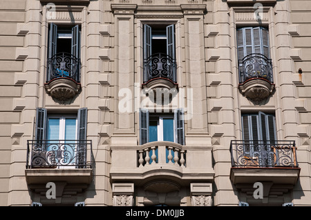 Wohnblock der Wohnungen mit kleinen Balkonen, Poble Sec, Barcelona, Katalonien, Spanien Stockfoto