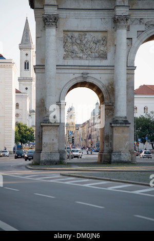 Ludwigstraße mit Siegestor in München Schwabing, Bayern Stockfoto