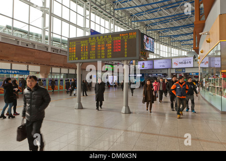 Innenraum der neuen Korail Seoul Station terminal - Seoul, Südkorea Stockfoto