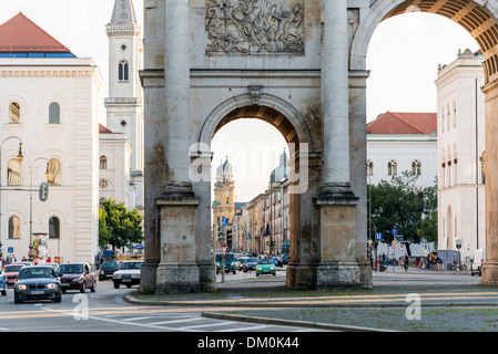 Ludwigstraße mit Siegestor in München Schwabing, Bayern Stockfoto