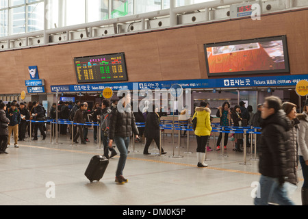 Innenraum der neuen Korail Seoul Station terminal - Seoul, Südkorea Stockfoto