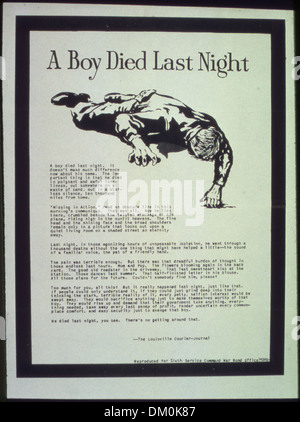 Dieses amerikanische Propaganda-Poster aus dem Zweiten Weltkrieg hebt die persönlichen Kosten des Krieges hervor und ermutigt die Bürger, die Kriegsanstrengungen im Gedenken an die Gefallenen zu unterstützen. Er appelliert an die Emotionen der Öffentlichkeit und fordert sie auf, durch verstärkte Anstrengungen an der Heimatfront zum Sieg beizutragen. Stockfoto