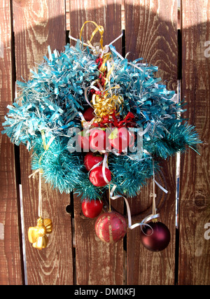 Adventskranz auf eine Holztür, UK Stockfoto