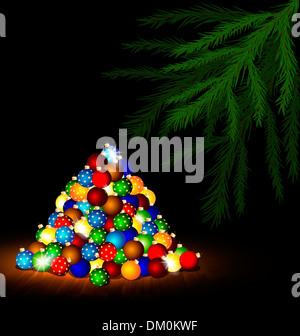 bunte Weihnachtskugeln auf dem Boden und großen Ast Stockfoto