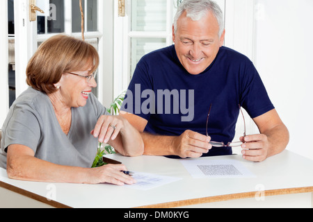 Paar spielen Spielgerät Stockfoto