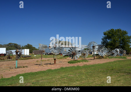 Windmühle Zaun entlang der alten Route 66, Erick, Oklahoma Stockfoto