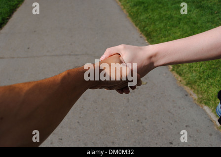 Interrassisches Paar, Handshake zwischen verschiedenen Rassen Stockfoto