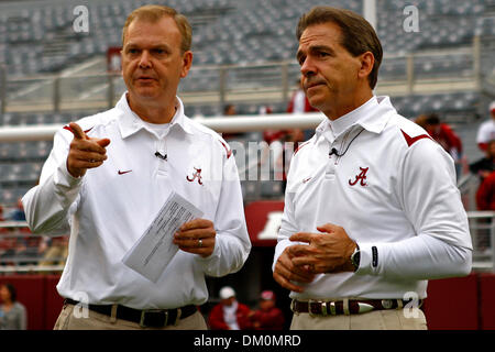 21. November 2009 - Tuscaloosa, Alabama, US - 21November2009: Alabama Trainer Nick Saban und Radiobeschaffenheit Jim Dunaway film '' The Nick Saban Show'', nachdem die NCAA Football-Spiel zwischen den CRIMSON TIDE und der UNIVERSITY of TENNESSEE at CHATTANOOGA in Tuscaloosa, Alabama Bryant Denny Stadium gespielt. Die UNIVERSITY of ALABAMA schlagen der UNIVERSITY of TENNESSEE at CHATTANOOGA 45 Stockfoto