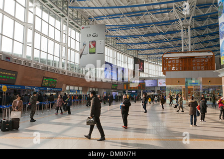 Innenraum der neuen Korail Seoul Station terminal - Seoul, Südkorea Stockfoto