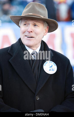 12. Dezember 2009 - Philadelphia, Pennsylvania, USA - 12. Dezember 2009: Secretary Of The Navy (SECNAV) Honorable Ray Mabus vor Beginn der 110. Army-Navy College-Football-Spiel gespielt am Lincoln Financial Field in Philadelphia, Pennsylvania.  Marine besiegte Armee 17-3 für ihren achten Sieg in Folge in der Serie. (Kredit-Bild: © Alex Cena/Southcreek Global/ZUMApress.com) Stockfoto