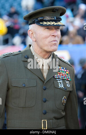 12. Dezember 2009 - Philadelphia, Pennsylvania, USA - 12. Dezember 2009: Kommandant der Marine Corps General James T. Conway vor Beginn der 110. Army-Navy College-Football-Spiel gespielt am Lincoln Financial Field in Philadelphia, Pennsylvania.  Marine besiegte Armee 17-3 für ihren achten Sieg in Folge in der Serie. (Kredit-Bild: © Alex Cena/Southcreek Global/ZUMApress.com) Stockfoto
