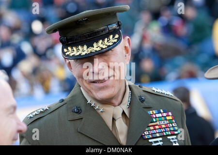 12. Dezember 2009 - Philadelphia, Pennsylvania, USA - 12. Dezember 2009: Kommandant der Marine Corps General James T. Conway vor Beginn der 110. Army-Navy College-Football-Spiel gespielt am Lincoln Financial Field in Philadelphia, Pennsylvania.  Marine besiegte Armee 17-3 für ihren achten Sieg in Folge in der Serie. (Kredit-Bild: © Alex Cena/Southcreek Global/ZUMApress.com) Stockfoto