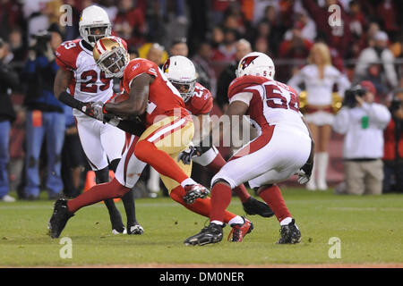 14. Dezember 2009 - San Francisco, Kalifornien, USA - 14. Dezember 2009: San Francisco 49ers Wide Receiver Josh Morgan (84) Augen den Marker erst nach unten während der NFL Football-Spiel zwischen den Arizona Cardinals und den San Francisco 49ers im Candlestick Park in San Francisco, Kalifornien.    Die 49ers gewann 24-9, dim Playoff-Hoffnungen am Leben zu halten, während es verweigert die Kardinäle die NFC West titl Stockfoto