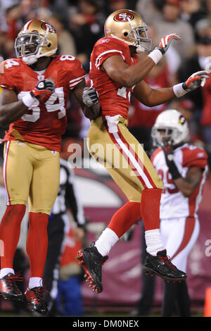 14. Dezember 2009 - San Francisco, Kalifornien, USA - 14. Dezember 2009: San Francisco 49ers breite Empfänger Josh Morgan (84) und breite Empfänger Michael Crabtree (15) feiern Crabtrees zweiten Quartals Touchdown während der NFL Football-Spiel zwischen den Arizona Cardinals und den San Francisco 49ers im Candlestick Park in San Francisco, Kalifornien.    Die 49ers gewann 24-9, halten ihre dim playof Stockfoto