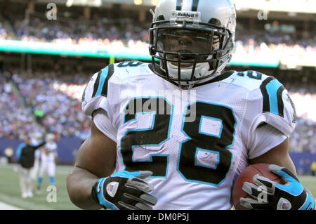 27. Dezember 2009 - East Rutherford, New Jersey, USA - 27. Dezember 2009: Carolina Panthers Runningback Jonathan Stewart #28 kreuzt die Torlinie für Carolina den ersten Touchdown. Die Carolina Panthers spielten die New York Giants im Giants Stadium in East Rutherford, New Jersey. (Kredit-Bild: © Margaret Bowles/Southcreek Global/ZUMApress.com) Stockfoto