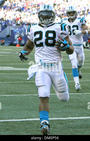 27. Dezember 2009 - East Rutherford, New Jersey, USA - 27. Dezember 2009: Carolina Panthers Runningback Jonathan Stewart #28 kreuzt die Torlinie für Carolina den ersten Touchdown. Die Carolina Panthers spielten die New York Giants im Giants Stadium in East Rutherford, New Jersey. (Kredit-Bild: © Margaret Bowles/Southcreek Global/ZUMApress.com) Stockfoto