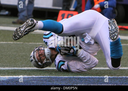 27. Dezember 2009 - East Rutherford, New Jersey, USA - 27. Dezember 2009: Carolina Panthers-Tight-End Jeff King #47 fängt einen Touchdown-Pass für Carolina dritten Touchdown. Die Carolina Panthers spielten die New York Giants im Giants Stadium in East Rutherford, New Jersey. (Kredit-Bild: © Margaret Bowles/Southcreek Global/ZUMApress.com) Stockfoto