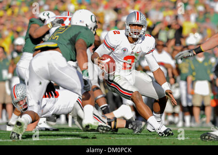 1. Januar 2010 - Pasadena, Kalifornien, USA - 1. Januar 2010: Ohio State SO QB Terelle Pryor (2) sieht für die Ausführung von Zimmer während der Rose Bowl-Spiel zwischen Ohio State und Oregon in der Rose Bowl, Pasadena, CA.  Ohio State führte 16-10 bei der Hälfte. (Kredit-Bild: © Matt Cohen/Southcreek Global/ZUMApress.com) Stockfoto