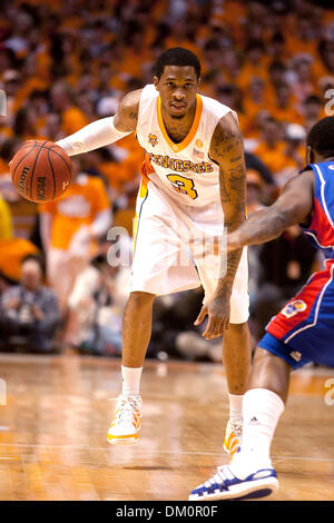 10. Januar 2010 - Knoxville, Tennessee, USA - 10. Januar 2010: Tennessee Guard Bobby Maze treibt den Ball nach unten das Gericht gegen die Kansas Jayhawks. Tennessee Volunteers verärgert die Nummer 1 auf Platz Kansas Jayhawks 76-68 in der Thompson-Boling-Arena in Knoxville, TN (Credit-Bild: © Jeremy Brevard/Southcreek Global/ZUMApress.com) Stockfoto