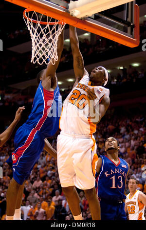 10. Januar 2010 - Knoxville, Tennessee, USA - 10. Januar 2010: The Tennessee Volunteers verärgert die Nummer 1 auf Platz Kansas Jayhawks 76 68 in der Thompson-Boling Arena in Knoxville, TN (Credit-Bild: © Jeremy Brevard/Southcreek Global/ZUMApress.com) Stockfoto