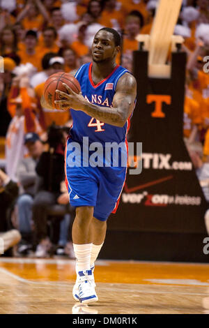 10. Januar 2010 - Knoxville, Tennessee, USA - 10. Januar 2010: Kansas Wache Sherron Collins geht der Ball in der zweiten Hälfte gegen die Tennessee Volunteers. Tennessee Volunteers verärgert die Nummer 1 auf Platz Kansas Jayhawks 76-68 in der Thompson-Boling-Arena in Knoxville, TN (Credit-Bild: © Jeremy Brevard/Southcreek Global/ZUMApress.com) Stockfoto