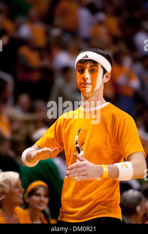 10. Januar 2010 - Knoxville, Tennessee, USA - 10. Januar 2010: A Tennessee Vols Fan gemalt sein Gesicht für das Spiel gegen die Kansas Jayhawks. Tennessee Volunteers verärgert die Nummer 1 auf Platz Kansas Jayhawks 76-68 in der Thompson-Boling-Arena in Knoxville, TN (Credit-Bild: © Jeremy Brevard/Southcreek Global/ZUMApress.com) Stockfoto