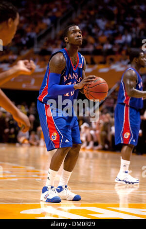 10. Januar 2010 - Knoxville, Tennessee, USA - 10. Januar 2010: Kansas Wache Tyshawn Taylor schießt zwei Foul Schüsse in der zweiten Hälfte. Tennessee Volunteers verärgert die Nummer 1 auf Platz Kansas Jayhawks 76-68 in der Thompson-Boling-Arena in Knoxville, TN (Credit-Bild: © Jeremy Brevard/Southcreek Global/ZUMApress.com) Stockfoto