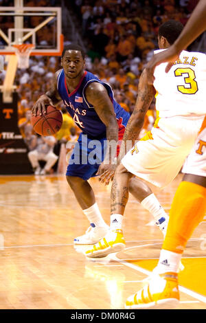 10. Januar 2010 - Knoxville, Tennessee, USA - 10. Januar 2010: Kansas Wache Sherron Collins treibt den Ball in den Korb in der zweiten Hälfte. Tennessee Volunteers verärgert die Nummer 1 auf Platz Kansas Jayhawks 76-68 in der Thompson-Boling-Arena in Knoxville, TN (Credit-Bild: © Jeremy Brevard/Southcreek Global/ZUMApress.com) Stockfoto