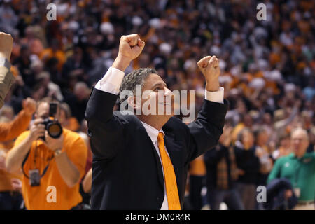 10. Januar 2010 - Knoxville, Tennessee, USA - 10. Januar 2010: The Tennessee Volunteers verärgert die Nummer 1 auf Platz Kansas Jayhawks 76 68 in der Thompson-Boling Arena in Knoxville, TN (Credit-Bild: © Jeremy Brevard/Southcreek Global/ZUMApress.com) Stockfoto