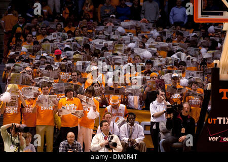 10. Januar 2010 - Knoxville, Tennessee, USA - 10. Januar 2010: Tennessee Vols Fans Student Paper lesen, während die Kansas Spieler eingeführt werden. Tennessee Volunteers verärgert die Nummer 1 auf Platz Kansas Jayhawks 76-68 in der Thompson-Boling-Arena in Knoxville, TN (Credit-Bild: © Jeremy Brevard/Southcreek Global/ZUMApress.com) Stockfoto