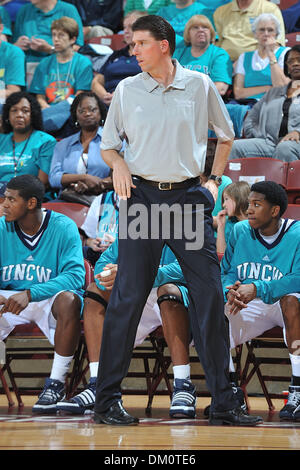 20. November 2009 - Charleston, SC, USA - 20. November 2009: Seahawks Trainer Benny Moss Uhren sein Team gegen die Hurricanes.  Miami Hurricanes Hold off die UNC-Wilmington Seahawks 67-60 bei ESPN Charleston Classic in Carolina erste Arena in Charleston, SC. statt (Credit-Bild: © Tim Cowie/Southcreek Global/ZUMApress.com) Stockfoto